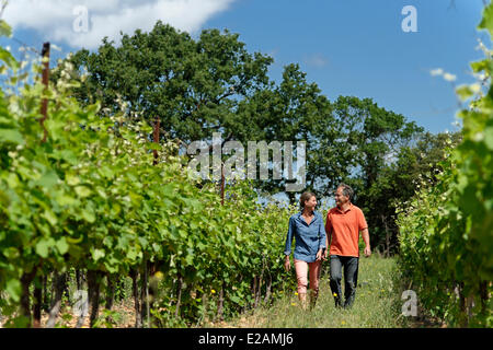 La France, l'Hérault, Saint Aunes, Château les Mazes, propriétaires de domaine Dorothee et Bernard Bouchet dans les vignes Banque D'Images