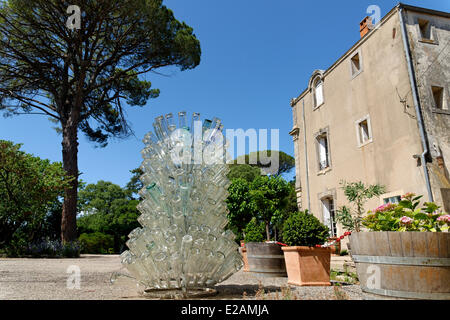 La France, l'Hérault, Saint Aunes, Château les Mazes domaine, bouteilles rack en face d'une ferme Banque D'Images