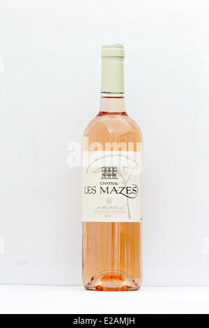 La France, l'Hérault, Saint Aunes, Château les Mazes domaine, bouteille de vin rose sur fond blanc Banque D'Images