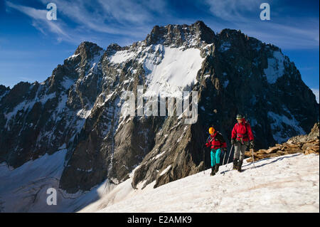 France, Hautes Alpes, Parc National des Ecrins (Parc National des Écrins), deux alpinistes à la face nord de l'Ailefroide Banque D'Images