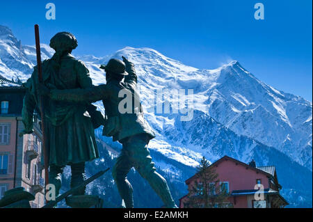 France, Haute Savoie, Chamonix Mont Blanc, Saussure jusqu'à la statue de Saussure et Balmat en face du sommet du Mont Blanc Banque D'Images