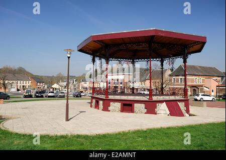 La France, l'Aisne, Saint Michel en Thierache, Place Rochefort, kiosque de musique et sa lampe rouge Banque D'Images