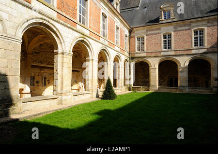 La France, l'Aisne, Saint Michel en Thierache, abbaye, cloître Banque D'Images