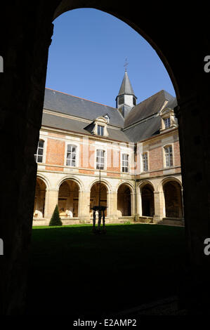 La France, l'Aisne, Saint Michel en Thierache, abbaye, cloître Banque D'Images