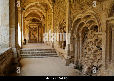 La France, l'Aisne, Saint Michel en Thierache, abbaye, marcher dans l'allée du cloître Banque D'Images