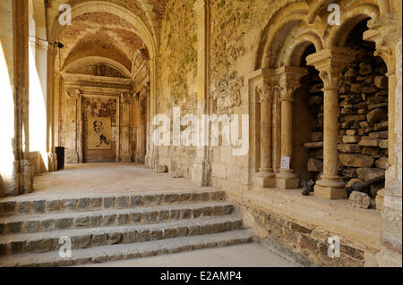 La France, l'Aisne, Saint Michel en Thierache, abbaye, marcher dans l'allée du cloître Banque D'Images