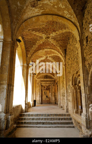 La France, l'Aisne, Saint Michel en Thierache, abbaye, marcher dans l'allée du cloître Banque D'Images