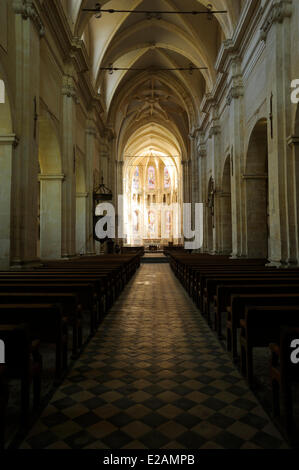 La France, l'Aisne, Saint Michel en Thierache, abbaye, église de l'abbaye, l'autel et le choeur à la fin de l'allée centrale Banque D'Images