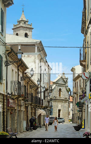 Italie, Sardaigne, Olbia Tempio Pausania Province, rue piétonne pavée, bordée d'immeubles de granit a été témoin de la Banque D'Images