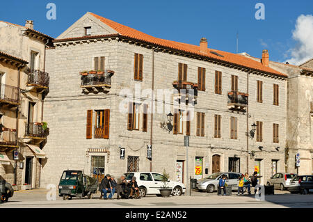 Italie, Sardaigne, Olbia Tempio Province, Tempio Pausania, Piazza Gallura, carré avec édifice en granit de la vieille ville a été témoin Banque D'Images