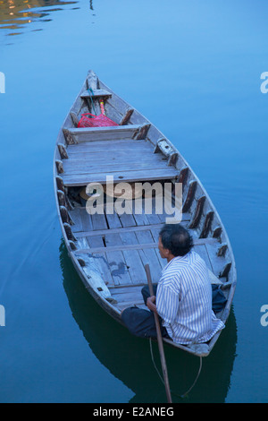 L'homme en barque, Hoi An (Site du patrimoine mondial de l'UNESCO), Quang Jambon, Vietnam Banque D'Images