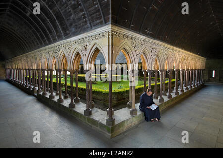 France, Manche, Baie du Mont Saint Michel, classé au Patrimoine Mondial par l'UNESCO, le Mont Saint Michel, le cloître, le frère Banque D'Images