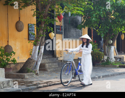 Femme portant Ao Dai dress poussant location, Hoi An (Site du patrimoine mondial de l'UNESCO), Quang Jambon, Vietnam Banque D'Images
