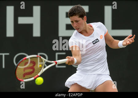 Rosmalen, aux Pays-Bas. 18 Juin, 2014. Tennis player Carla Suarez Navarro (ESP) frappe un coup droit lors de son match de 2e tour de l'Open 2014 Topshelf à Autotron Rosmalen, Pays-Bas, sur 18.06.2014. Elle jouait contre Jie Zheng en provenance de Chine. Après avoir perdu le premier set 5:7 et à l'avant 1:0 dans le 2ème, Suarez Navarro a dû prendre sa retraite en raison de problèmes de dos. Credit : Janine Lang/Alamy Live News Banque D'Images