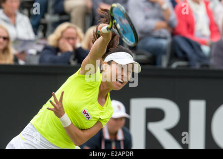 Rosmalen, aux Pays-Bas. 18 Juin, 2014. La joueuse de tennis chinoise Jie Zheng sert au cours de la 2e ronde match de simple de l'ouvrir à 2014 Topshelf Autotron Rosmalen, Pays-Bas, sur 18.06.2014. Elle a gagné contre Carla Suarez Navarro (ESP) qui a dû prendre sa retraite à 7:5 0:1 en raison de problèmes de dos. Credit : Janine Lang/Alamy Live News Banque D'Images