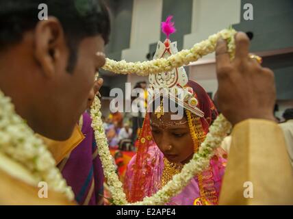 Calcutta, Inde. 18 Juin, 2014. Un couple indien rituel effectuer lors d'un mariage de masse dans la région de Calcutta, capitale de l'Est de l'état indien du Bengale occidental, en Inde, le 18 juin 2014. Les mariages en Inde sont souvent détenues par des organisations sociales dans le but d'aider les couples qui ne peuvent pas payer les frais de mariage ainsi que les coûts d'une dot et des cadeaux. Credit : Tumpa Mondal/Xinhua/Alamy Live News Banque D'Images