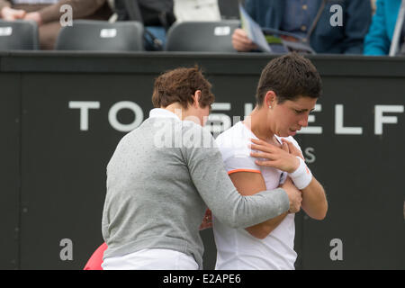 Rosmalen, aux Pays-Bas. 18 Juin, 2014. Tennis player Carla Suarez Navarro (ESP) reçoit un traitement médical au cours de sa 2ème tour des célibataires match de l'Open 2014 Topshelf à Autotron Rosmalen, Pays-Bas, sur 18.06.2014. Elle jouait contre Jie Zheng en provenance de Chine. Après avoir perdu le premier set 5:7 et à l'avant 1:0 dans le 2ème, Suarez Navarro a dû prendre sa retraite en raison de ses problèmes de dos. Credit : Janine Lang/Alamy Live News Banque D'Images