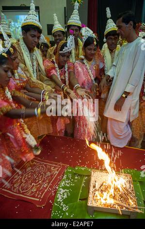 Calcutta, Inde. 18 Juin, 2014. Des couples indiens effectuer au cours d'un rituel de mariage de masse à Calcutta, capitale de l'Est de l'état indien du Bengale occidental, en Inde, le 18 juin 2014. Les mariages en Inde sont souvent détenues par des organisations sociales dans le but d'aider les couples qui ne peuvent pas payer les frais de mariage ainsi que les coûts d'une dot et des cadeaux. Credit : Tumpa Mondal/Xinhua/Alamy Live News Banque D'Images