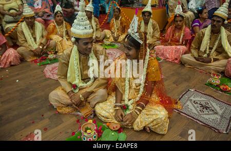 Calcutta, Inde. 18 Juin, 2014. Des couples indiens assister à un mariage de masse dans la région de Calcutta, capitale de l'Est de l'état indien du Bengale occidental, en Inde, le 18 juin 2014. Les mariages en Inde sont souvent détenues par des organisations sociales dans le but d'aider les couples qui ne peuvent pas payer les frais de mariage ainsi que les coûts d'une dot et des cadeaux. Credit : Tumpa Mondal/Xinhua/Alamy Live News Banque D'Images