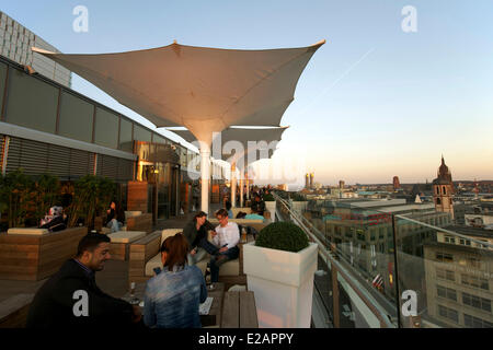 Allemagne, Hesse, Frankfurt am Main, restaurant cafétéria sur le dessus de la Centre Commercial Kaufhof Banque D'Images