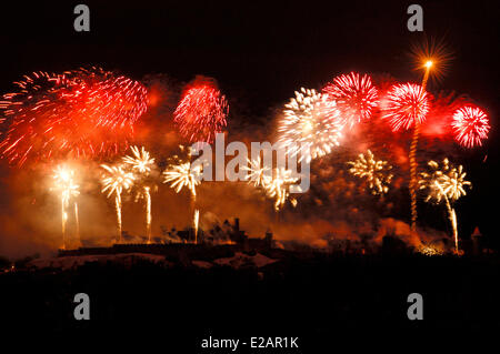 France, Aude, Carcassonne, ville médiévale classée au Patrimoine Mondial de l'UNESCO, feu d'artifice le 14 juillet (Fête nationale) Banque D'Images