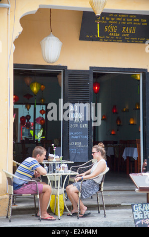 Les touristes au café, Hoi An (Site du patrimoine mondial de l'UNESCO), Quang Jambon, Vietnam Banque D'Images