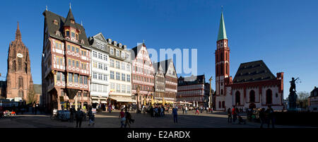 Allemagne, Hesse, Frankfurt am Main, maisons à colombages à Roemerberg (Römerberg) square et la cathédrale de Saint Bartholomé (Dom) Banque D'Images