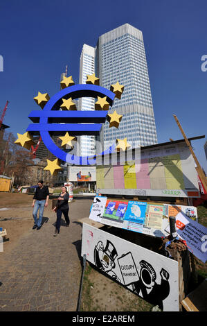 Allemagne, Hesse, Frankfurt am Main, Willy Brandt square, symbole de l'Euro à l'extérieur de la Banque centrale européenne, Francfort occupent Banque D'Images