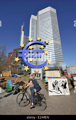 Allemagne, Hesse, Frankfurt am Main, Willy Brandt square, symbole de l'Euro à l'extérieur de la Banque centrale européenne, Francfort occupent Banque D'Images