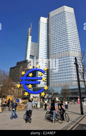 Allemagne, Hesse, Frankfurt am Main, Willy Brandt square, symbole de l'Euro à l'extérieur de la Banque centrale européenne Banque D'Images