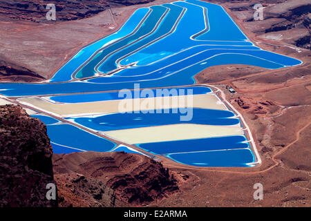 États-unis, Utah, Moab, Cane Creek Mine de potasse, les étangs d'évaporation de Cobalt, un colorant bleu est ajouté à l'eau pour aider l'absorption Banque D'Images