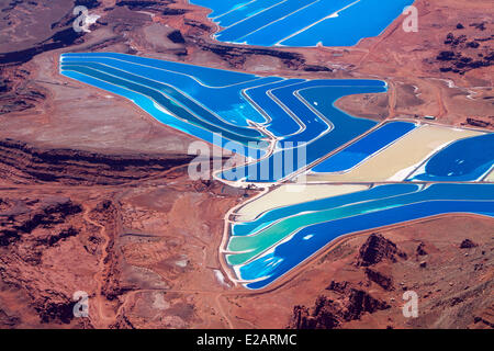 États-unis, Utah, Moab, Cane Creek Mine de potasse, les étangs d'évaporation de Cobalt, un colorant bleu est ajouté à l'eau pour aider l'absorption Banque D'Images