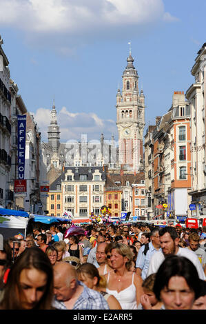France, Nord, Lille, marché aux puces (Braderie), foule sur la rue avec le beffroi de la Chambre de commerce et Banque D'Images
