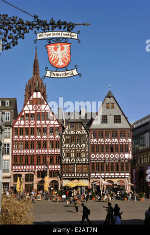 Allemagne, Hesse, Frankfurt am Main, maisons à colombages à Roemerberg (Römerberg) square et la cathédrale de Saint Bartholomé (Dom) Banque D'Images