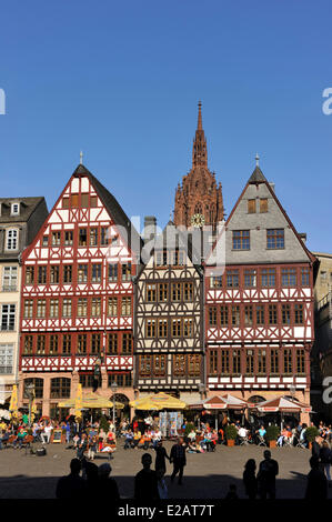Allemagne, Hesse, Frankfurt am Main, maisons à colombages à Roemerberg (Römerberg) square et la cathédrale de Saint Bartholomé (Dom) Banque D'Images