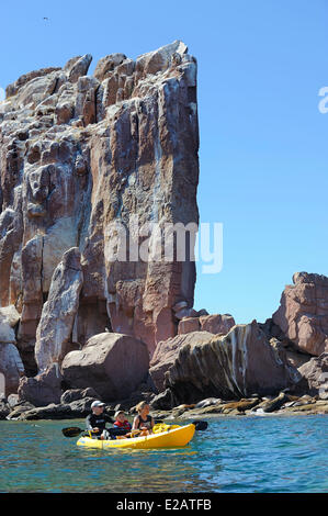 Le Mexique, l'État de Baja California Sur, Mer de Cortez, inscrite au Patrimoine Mondial de l'UNESCO, le kayak de mer le long de couple sitting in Beach Chairs Banque D'Images