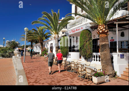 L'Espagne, Îles Baléares, Mallorca, Cala Ratjada, marcher au bord de l'eau Banque D'Images