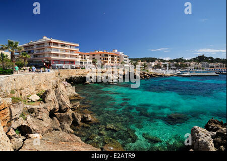 L'Espagne, Îles Baléares, Mallorca, Cala Ratjada, marcher au bord de l'eau Banque D'Images