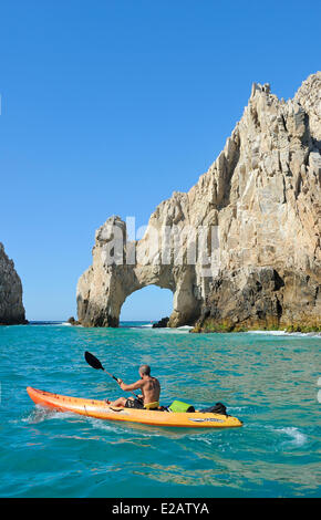 Le Mexique, l'État de Baja California Sur, Mer de Cortez, inscrite au Patrimoine Mondial de l'UNESCO, Cabo San Lucas, le kayak de mer en direction d'El Banque D'Images