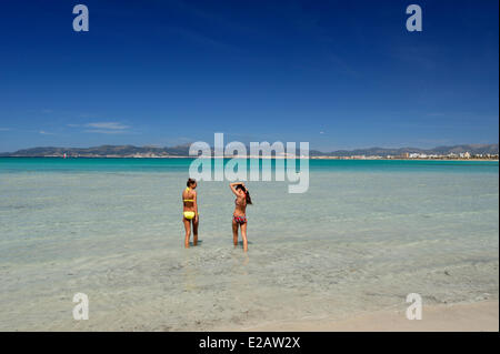 L'Espagne, Îles Baléares, Majorque, Palma, El Arenal, de la plage de Palma, les jeunes femmes qui entrent dans l'eau Banque D'Images