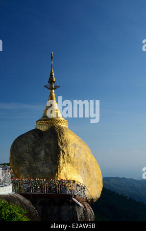 Myanmar (Birmanie), l'État Môn, Kyaik Hti Yo, le Golden Rock, troisième lieu saint et sacré de birmanie bouddhiste place Banque D'Images