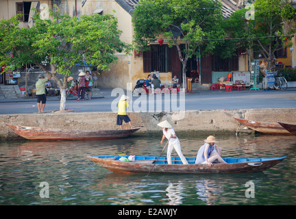 Bateaux pour les touristes sur la rivière Thu Bon, Hoi An (Site du patrimoine mondial de l'UNESCO), Quang Jambon, Vietnam Banque D'Images