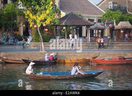 Bateaux pour les touristes sur la rivière Thu Bon, Hoi An (Site du patrimoine mondial de l'UNESCO), Quang Jambon, Vietnam Banque D'Images