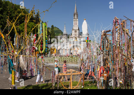 France, Hautes Pyrenees, Lourdes, Basilique Notre Dame de Lourdes, des chapelets laissés par les pèlerins Banque D'Images