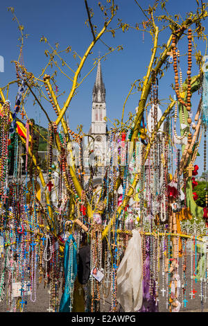 France, Hautes Pyrenees, Lourdes, Basilique Notre Dame de Lourdes, des chapelets laissés par les pèlerins Banque D'Images