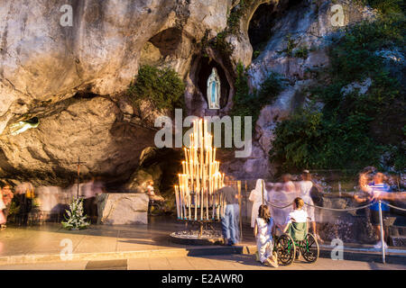 France, Hautes Pyrenees, Lourdes, la grotte où la Vierge Marie est apparue à Bernadette Banque D'Images