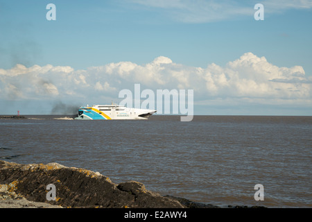 Ferry Buquebus voyageant à travers le River Plate, de l'Uruguay à Buenos Aires, Argentine. Banque D'Images