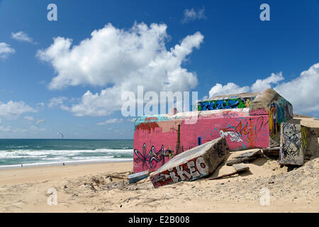 France, Gironde, Arcachon, Cap Ferret, Plage de l'Horizon, bunkers de béton à partir de la Seconde Guerre mondiale, décoré de graffitis dans Banque D'Images