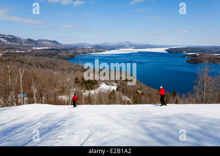 Le Canada, la province du Québec, Cantons de l'Est (Estrie), pistes de ski Owl's Head, au-dessus du lac Memphrémagog Banque D'Images