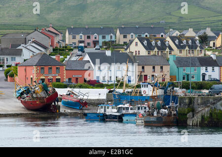 L'Irlande, le comté de Kerry, Cahersiveen, bateaux de pêche dans le port Banque D'Images